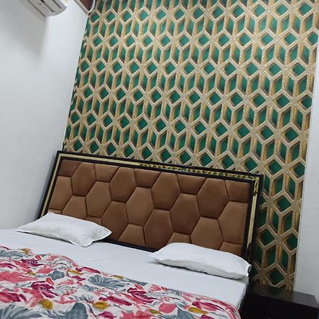 Готель Hari Krishnam Residency Матхура Екстер'єр фото