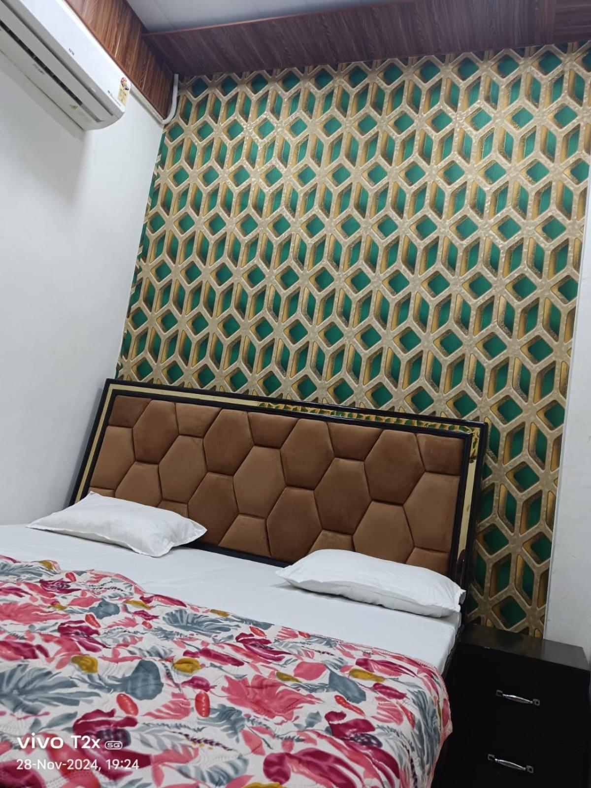 Готель Hari Krishnam Residency Матхура Екстер'єр фото
